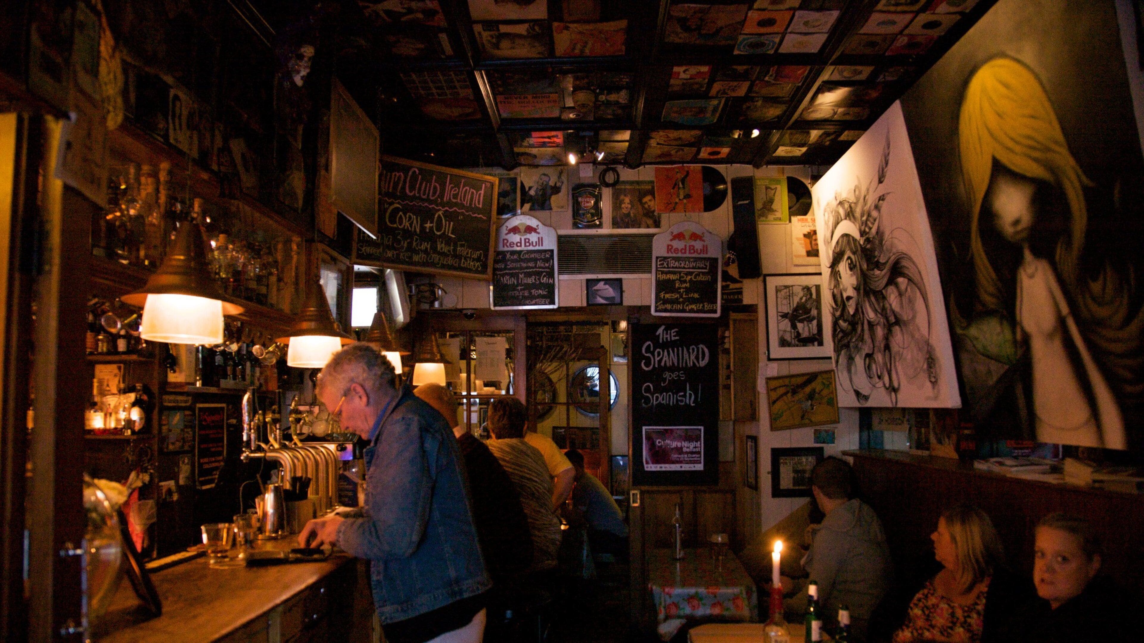 Irlanda del Norte que incluye un bar y vistas interiores y también un pequeño grupo de personas