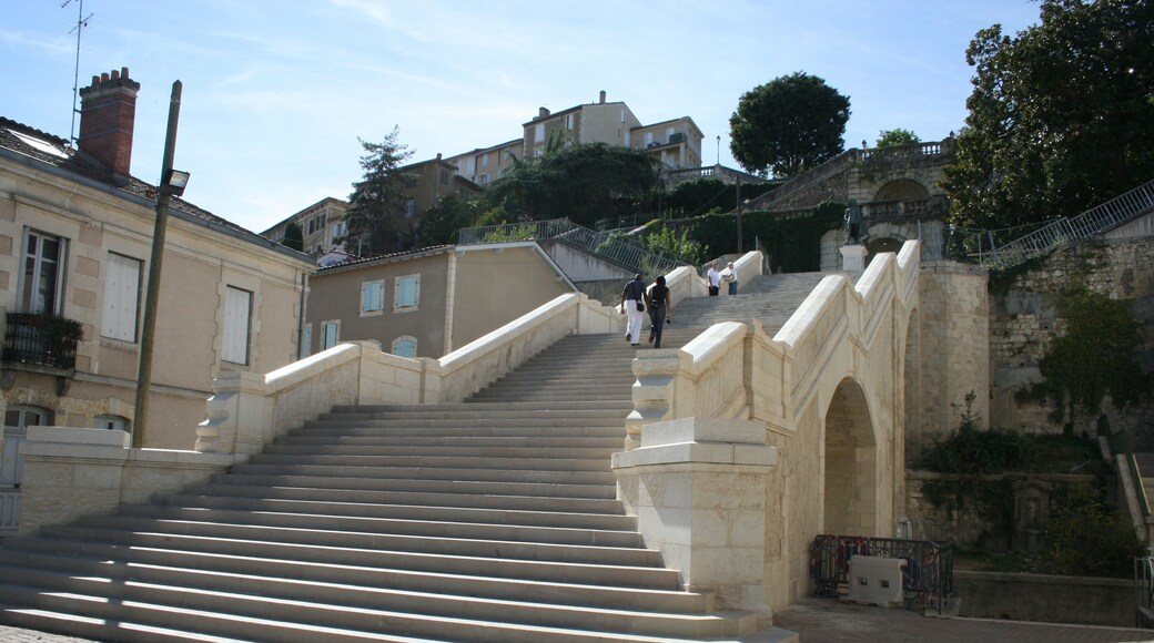 Escalier monumental de la ville d'Auch partiellement rénové après la première tranche de travaux.