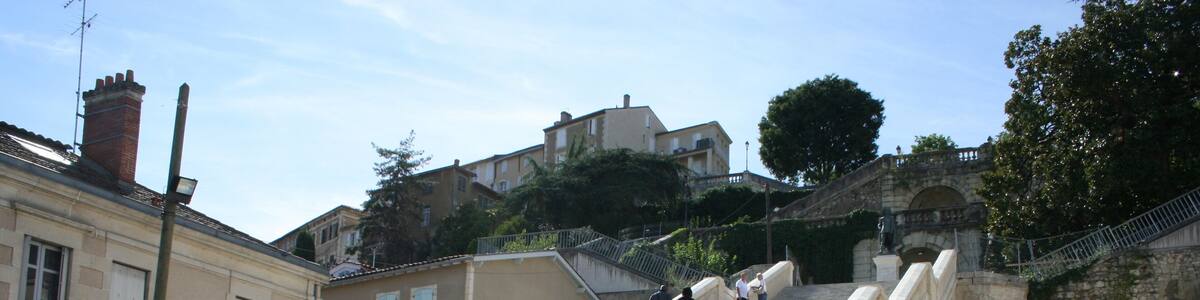 Escalier monumental de la ville d'Auch partiellement rénové après la première tranche de travaux.