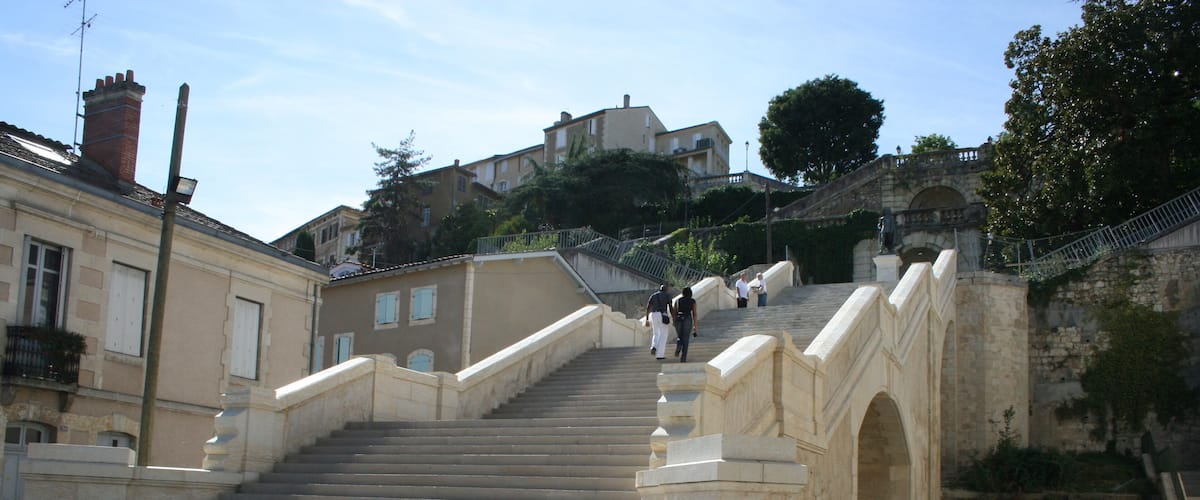 Escalier monumental de la ville d'Auch partiellement rénové après la première tranche de travaux.