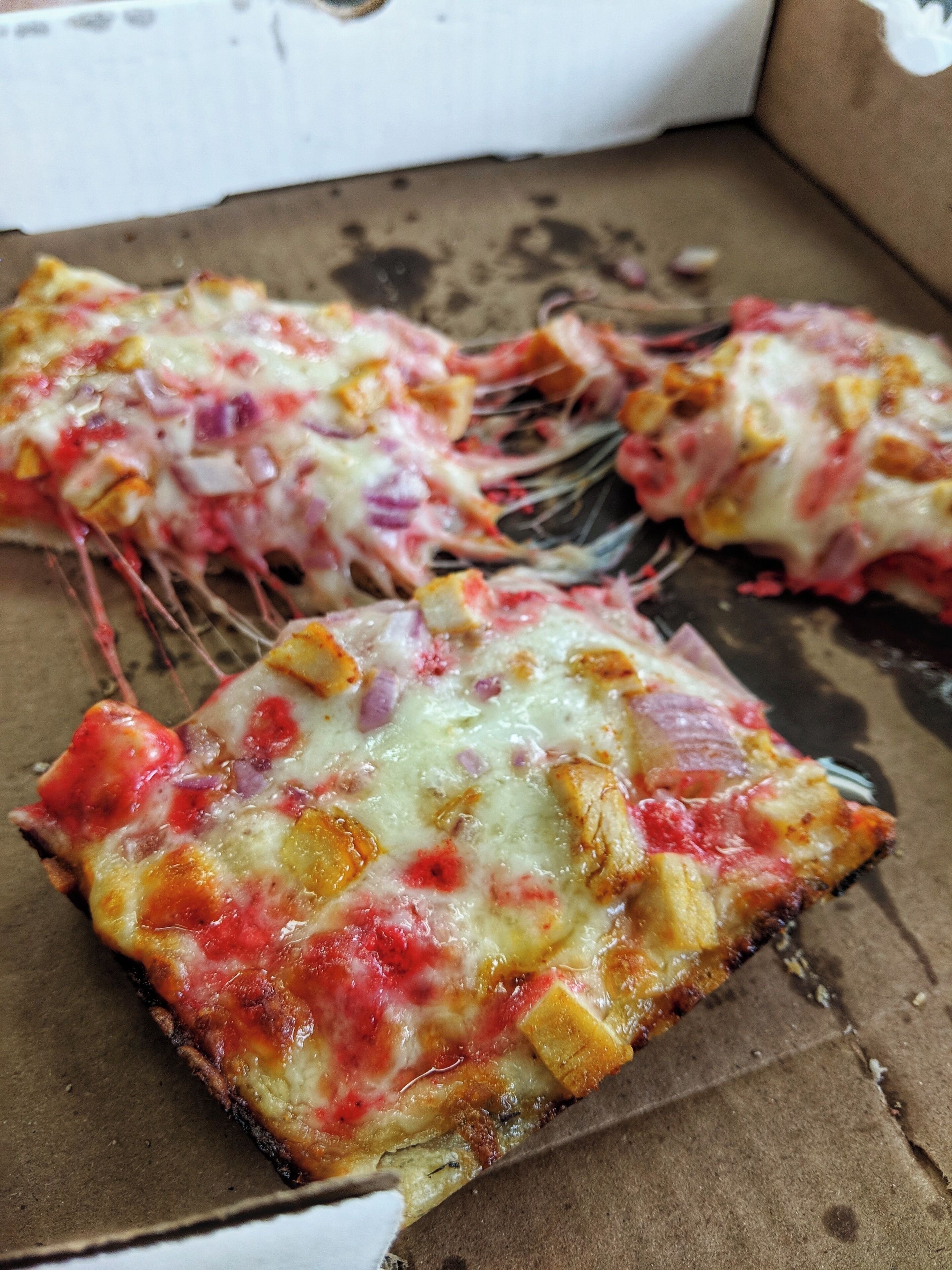 Bangladeshi fusion pizza in the heart of Hamtramck like this tandoori pizza. This city didn't get the motto "The whole world in 2 square miles" for nothing! #pizza #food #amarpizza #hamtramck #detroit #bangladesh #eat #explore #travel #delicious 