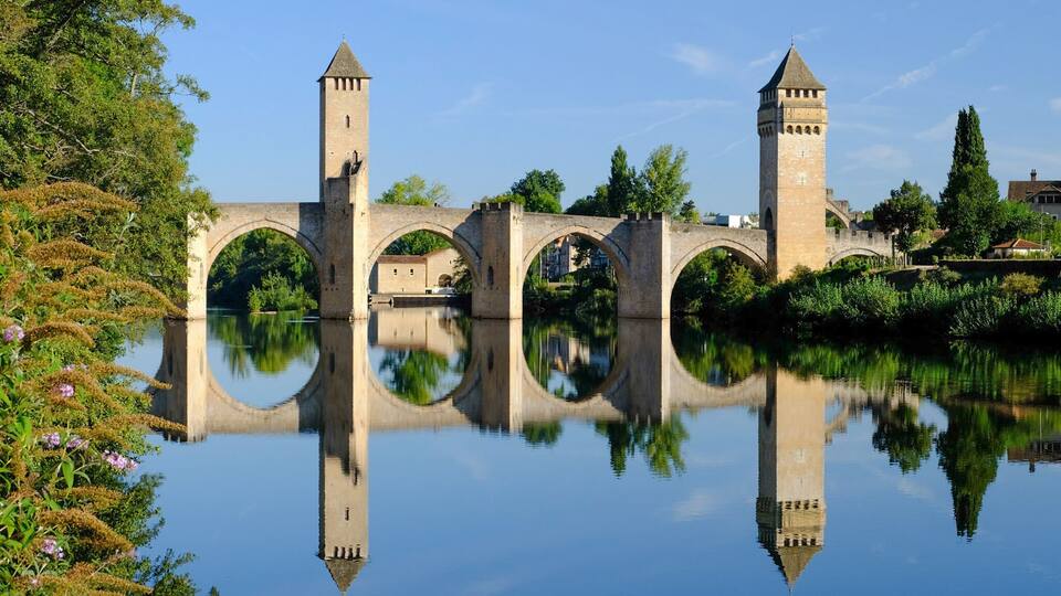 The stunning Pont Valentré in the early morning light. Such a beautiful structure in Cahors.
The town has many lovely building to explore.