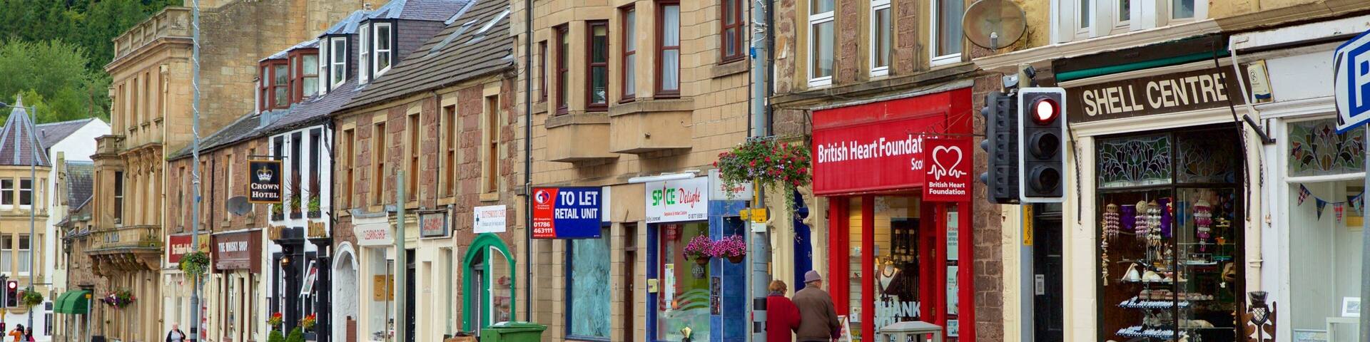 Callander which includes street scenes