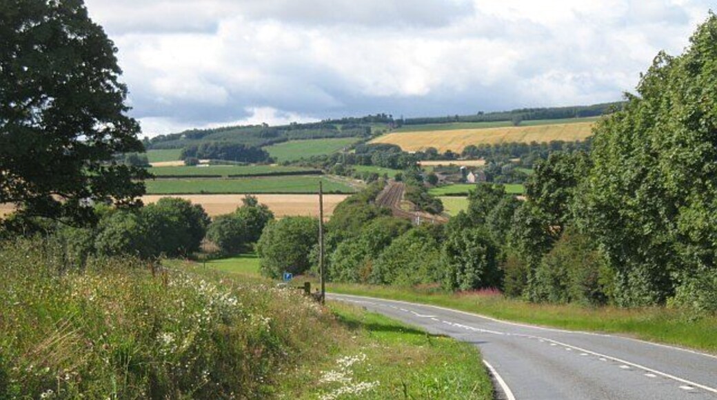A914 and railway Road and railway running through Fife. The railway links Dundee and Aberdeen with Edinburgh and the A914 runs from Glenrothes to St Andrews.