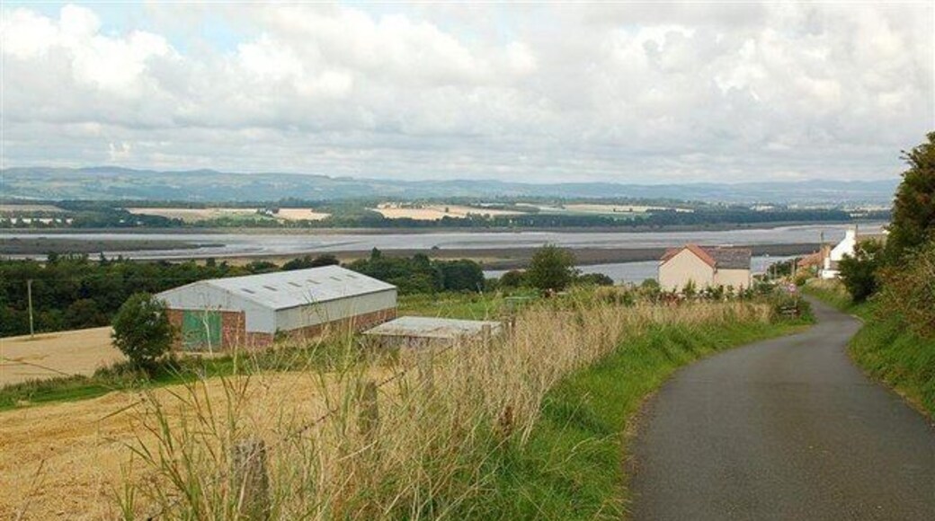 Down Woodriffe Road Looking down Woodriffe Road, towards the Tay Estuary. The tide was on its way in when this shot was taken.