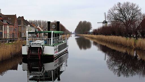 About 6 km from the city of Bruges is Damme, a quaint medieval town from the 13th century. You can take a ride on this boat named "Lamme Goedzak", over the canals to Damme. The ride takes about 30 minutes.
#localgem