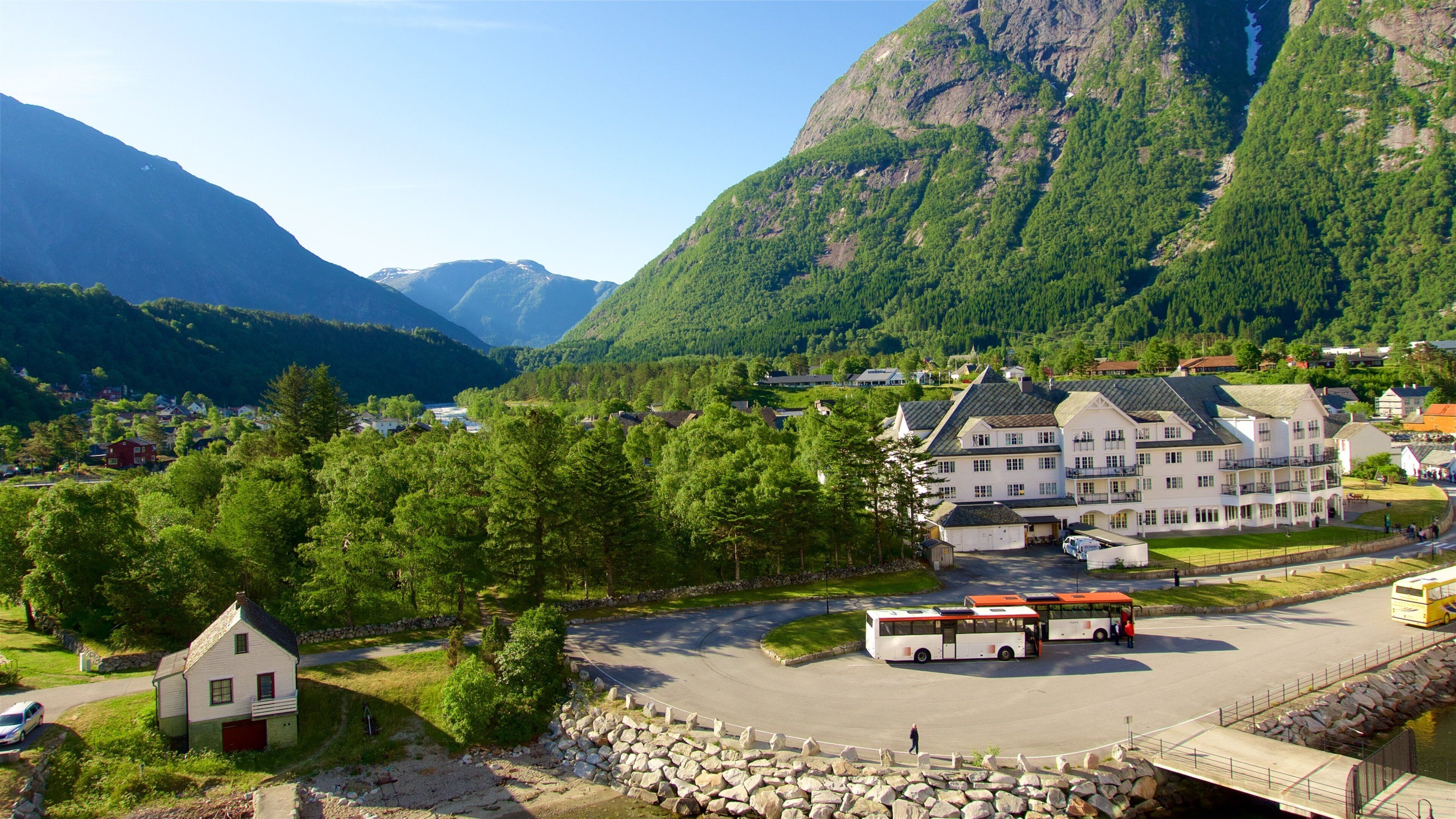 Eidfjord featuring a small town or village and mountains