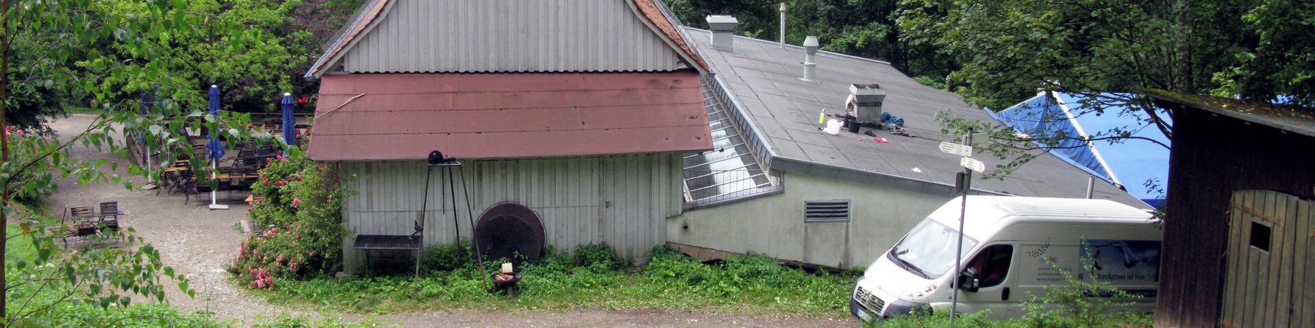 Waldgaststätte St. Valentin in Freiburg, rechts ein moderner Anbau