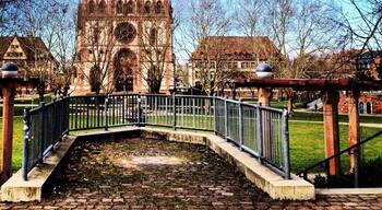 Une église historique dotée de deux flèches vertes et d’un clocher.