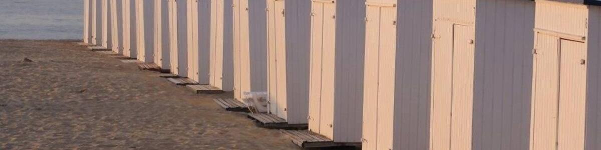 Knokke is the most exclusive sea resort along the 60 kms Altlantic coast of Belgium. Any well-off Belgian will have a flat or a house here. Numerous top art galeries and shops. Enjoy the tides in the summer and the typical little beach cottages rented by the locals to store their beach "stuff".