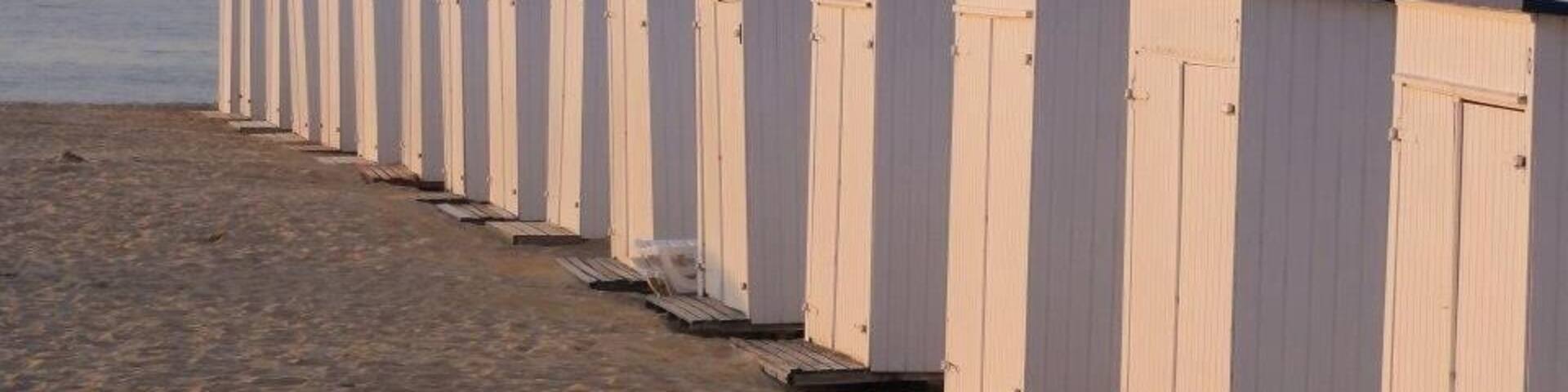 Knokke is the most exclusive sea resort along the 60 kms Altlantic coast of Belgium. Any well-off Belgian will have a flat or a house here. Numerous top art galeries and shops. Enjoy the tides in the summer and the typical little beach cottages rented by the locals to store their beach "stuff".