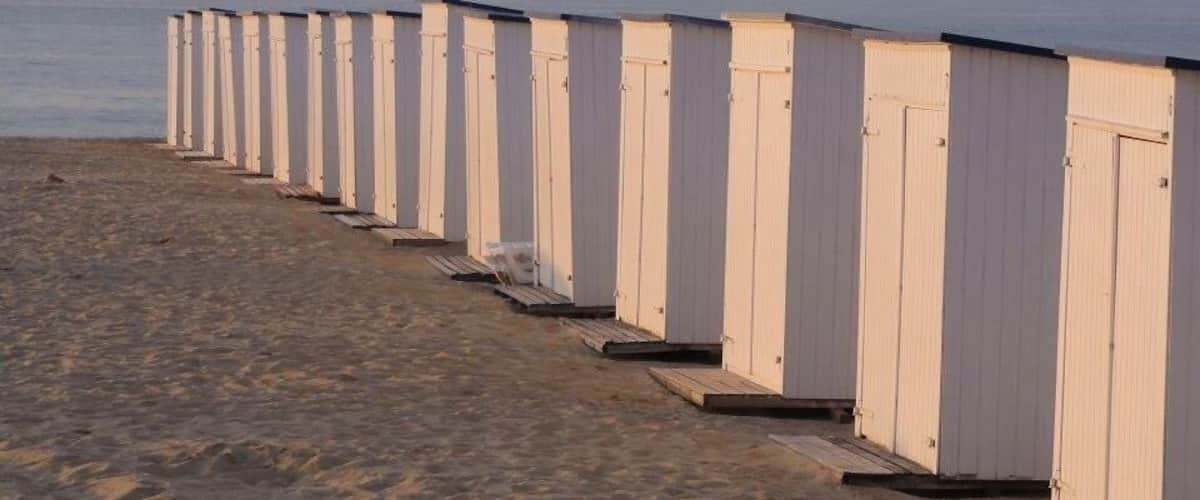 Knokke is the most exclusive sea resort along the 60 kms Altlantic coast of Belgium. Any well-off Belgian will have a flat or a house here. Numerous top art galeries and shops. Enjoy the tides in the summer and the typical little beach cottages rented by the locals to store their beach "stuff".