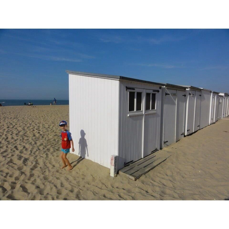 Knokke is the most exclusive sea resort along the 60 kms Altlantic coast of Belgium. Any well-off Belgian will have a flat or a house here. Numerous top art galeries and shops. Enjoy the tides in the summer and the typical little beach cottages rented by the locals to store their beach "stuff".