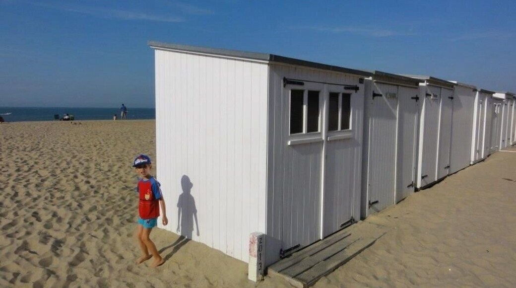 Knokke is the most exclusive sea resort along the 60 kms Altlantic coast of Belgium. Any well-off Belgian will have a flat or a house here. Numerous top art galeries and shops. Enjoy the tides in the summer and the typical little beach cottages rented by the locals to store their beach "stuff".