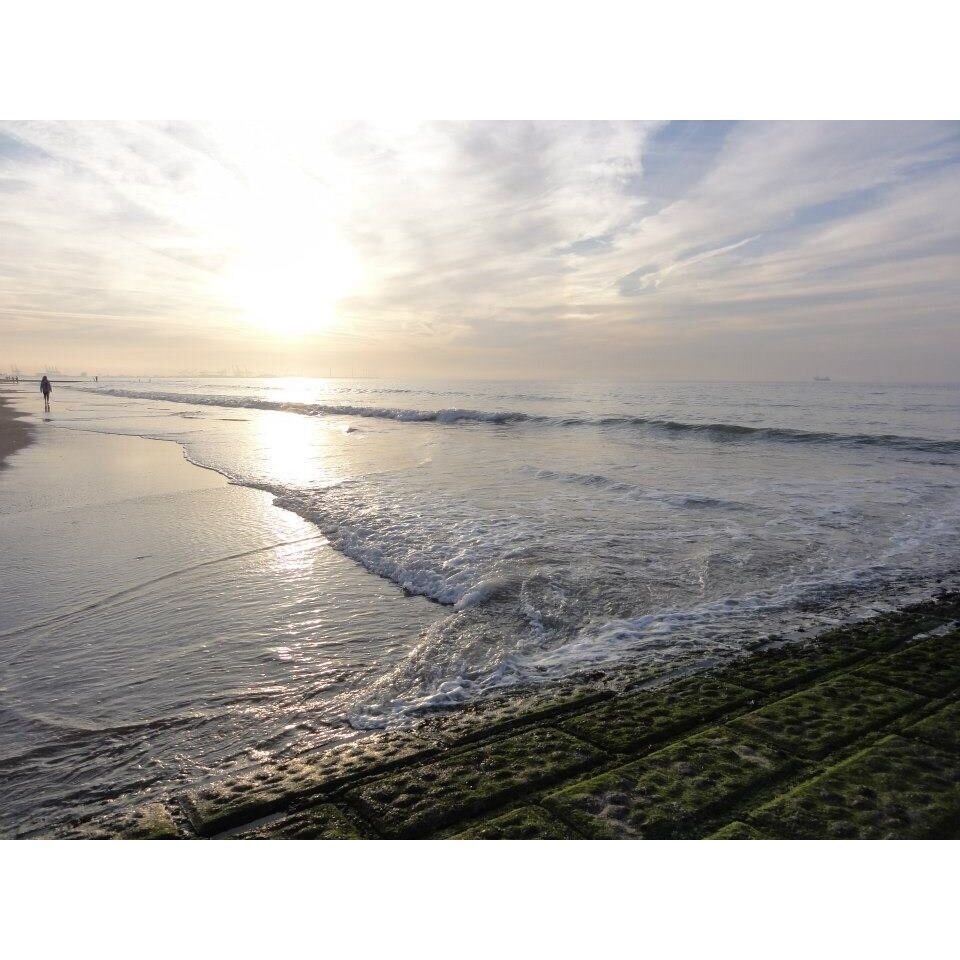 Knokke is the most exclusive sea resort along the 60 kms Altlantic coast of Belgium. Any well-off Belgian will have a flat or a house here. Numerous top art galeries and shops. Enjoy the tides in the summer and the typical little beach cottages rented by the locals to store their beach "stuff".