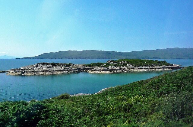 NG7529 : Black Islands in Erbusaig Bay