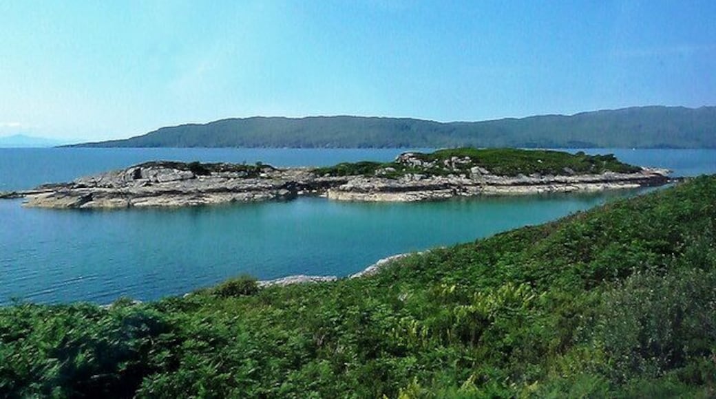 NG7529 : Black Islands in Erbusaig Bay