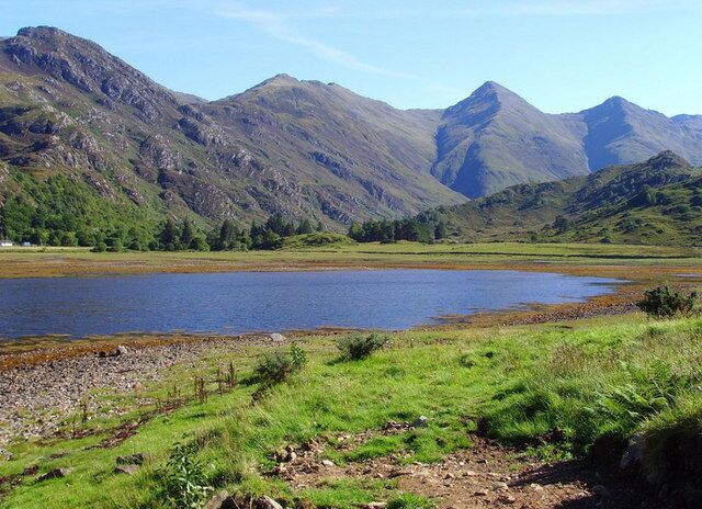 Un lago rodeado de montañas.