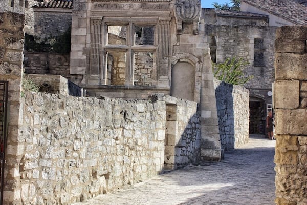 Un ancien bâtiment en pierre, doté d’un toit en tuiles et d’un mur en pierre.