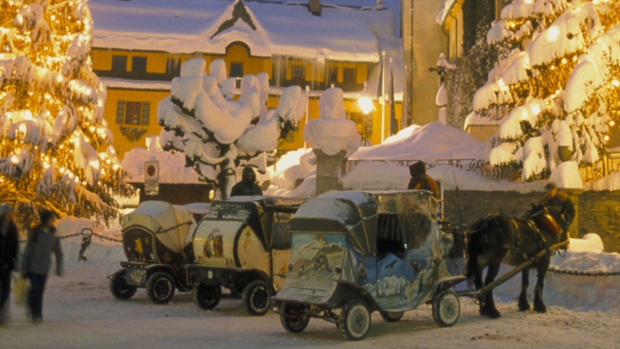 Megeve showing night scenes and snow