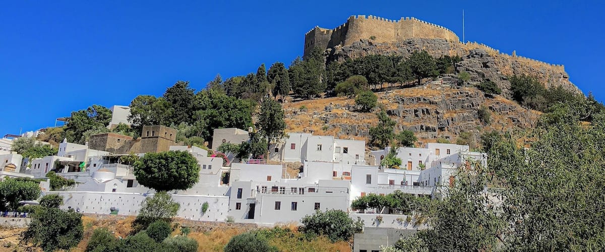 On the photo you can see the Greek place Lindos. It is located on the famous island of Rhodes. The white house is close to a packed place and contains a maze of alleys. You can easily walk from cafe to restaurant to tourist shop. if you take the trouble to walk all the way down you will end up in a moooe bay. Many boats from Rhodes town come here. Looks very nice, a bit busy for me personally. What makes this place special is the Acropolis that you can see in the background. When you walk upstairs, it is also possible with donkeys (but that really is no longer of this time), you see a mmoi more in the shape of a heart. Do this in the morning. In the middle of the day it is very hot to climb the steep Acropolis. #lindos #greece #rhodos #traveling