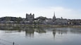 Ein Fluss mit Burg und Kirche am gegenüberliegenden Ufer.