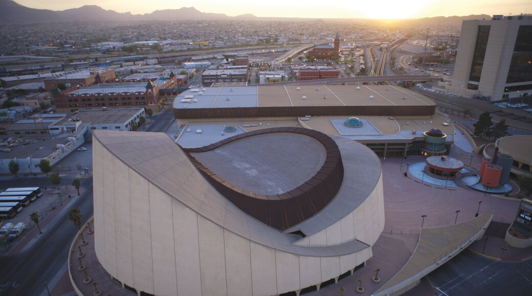 El Paso mostrando una puesta de sol, una ciudad y arquitectura moderna