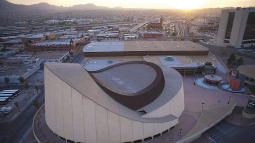 El Paso fasiliteter samt moderne arkitektur, solnedgang og by