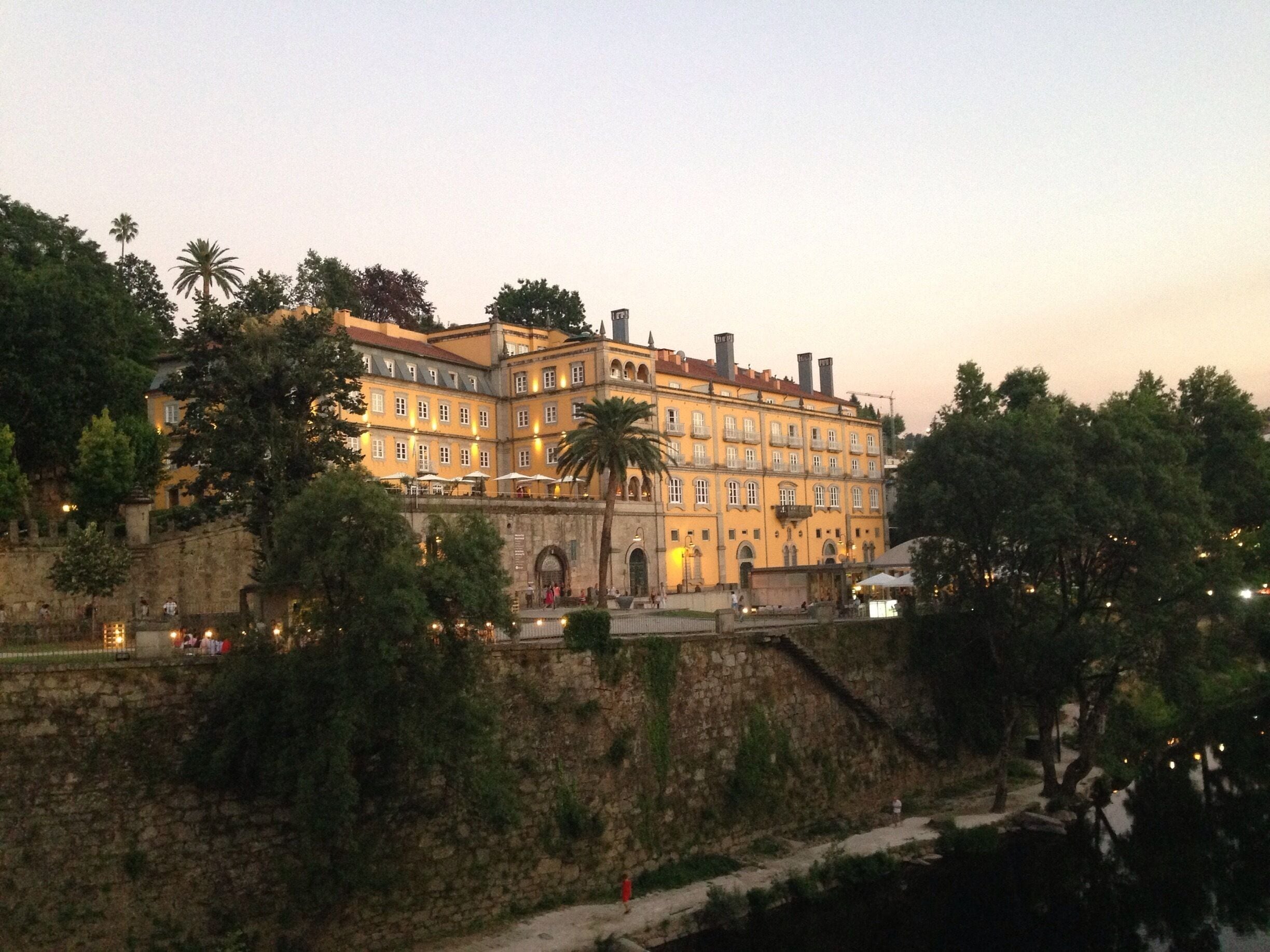 Casa da calçada in Amarante it's a Beautiful place to relax in a weekend. It's in the city center and it's in front of the Tâmega river. The restaurant has one Michelin star. 