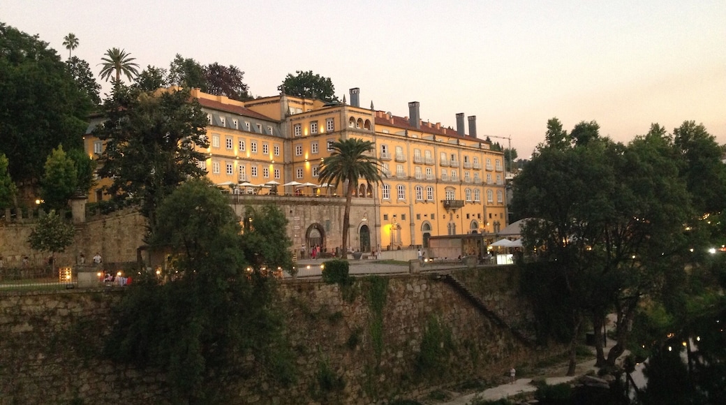 Casa da calçada in Amarante it's a Beautiful place to relax in a weekend. It's in the city center and it's in front of the Tâmega river. The restaurant has one Michelin star.