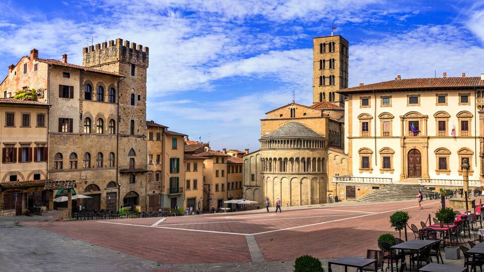 Ultra High Resolution 15K Panorama of Piazza Grande in Arezzo — Iconic Medieval and Renaissance Square with No People, Scenic Architecture in Tuscany Italy
