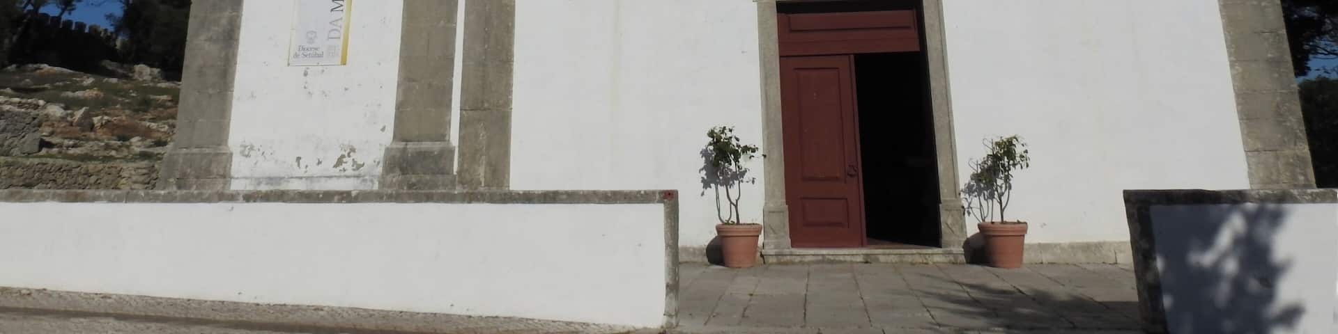 #Sesimbra #Portugal #church
Numa visita que fiz ao Castelo de Sesimbra, fui surpreendido por esta pequena Igreja que fica dentro das muralhas do castelo. Destaque para os belos azulejos.
On a visit I made to the Castle of Sesimbra, I was surprised by this small church that is inside the castle walls. Highlight for the beautiful tiles.