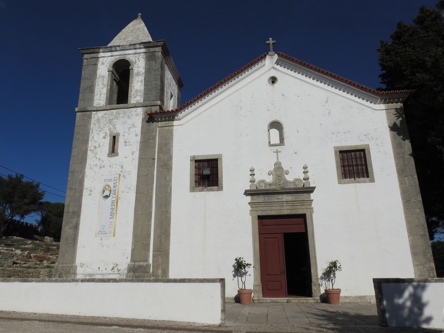 #Sesimbra #Portugal #church
Numa visita que fiz ao Castelo de Sesimbra, fui surpreendido por esta pequena Igreja que fica dentro das muralhas do castelo. Destaque para os belos azulejos.
On a visit I made to the Castle of Sesimbra, I was surprised by this small church that is inside the castle walls. Highlight for the beautiful tiles.
