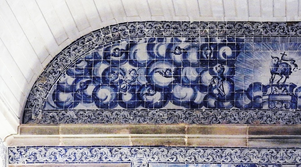 #Sesimbra #Portugal #church
Numa visita que fiz ao Castelo de Sesimbra, fui surpreendido por esta pequena Igreja que fica dentro das muralhas do castelo. Destaque para os belos azulejos.
On a visit I made to the Castle of Sesimbra, I was surprised by this small church that is inside the castle walls. Highlight for the beautiful tiles.