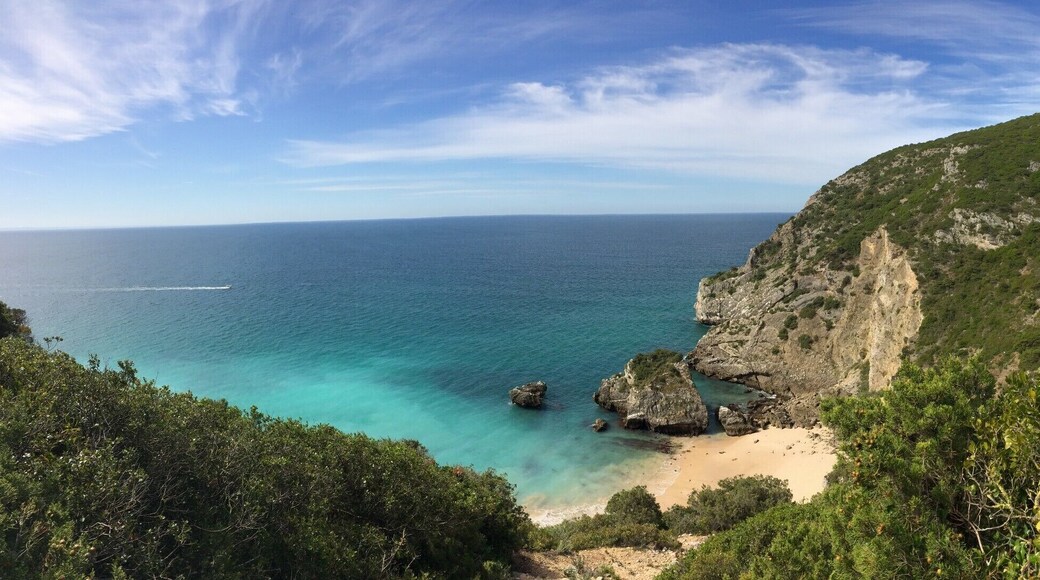 La randonnée pour se rendre à la plage dure environ 15-20 minutes. Il y a une descente un peu raide pour descendre du genre escalade, mais ce n'est pas dangereux.
