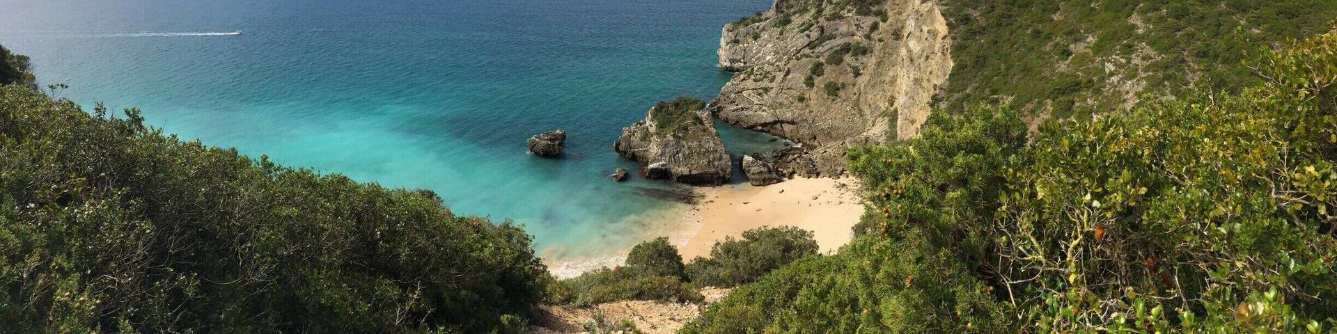 La randonnée pour se rendre à la plage dure environ 15-20 minutes. Il y a une descente un peu raide pour descendre du genre escalade, mais ce n'est pas dangereux.