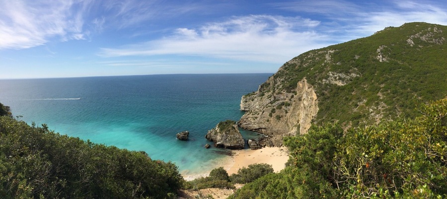 La randonnée pour se rendre à la plage dure environ 15-20 minutes. Il y a une descente un peu raide pour descendre du genre escalade, mais ce n'est pas dangereux.
