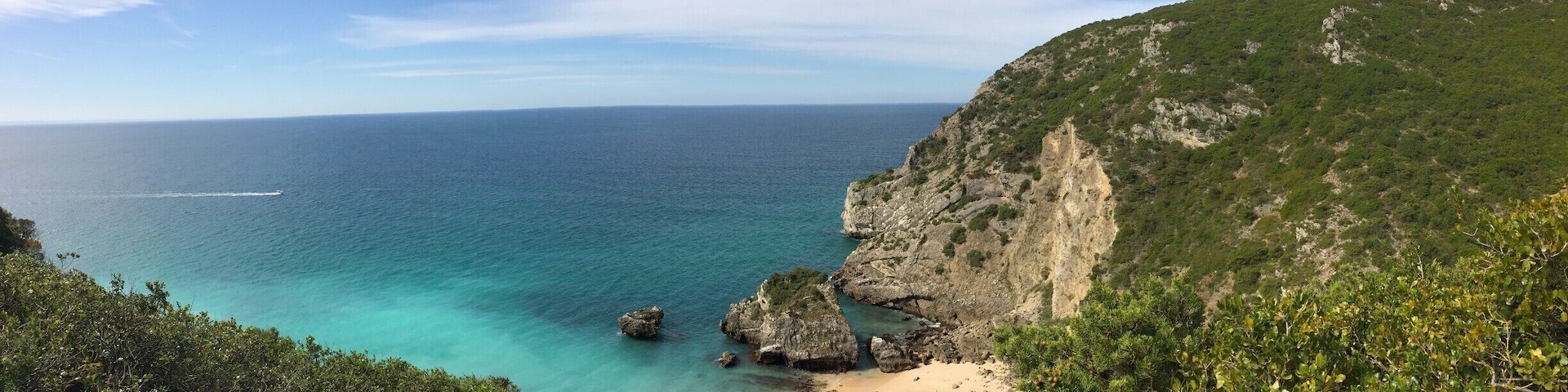 La randonnée pour se rendre à la plage dure environ 15-20 minutes. Il y a une descente un peu raide pour descendre du genre escalade, mais ce n'est pas dangereux.