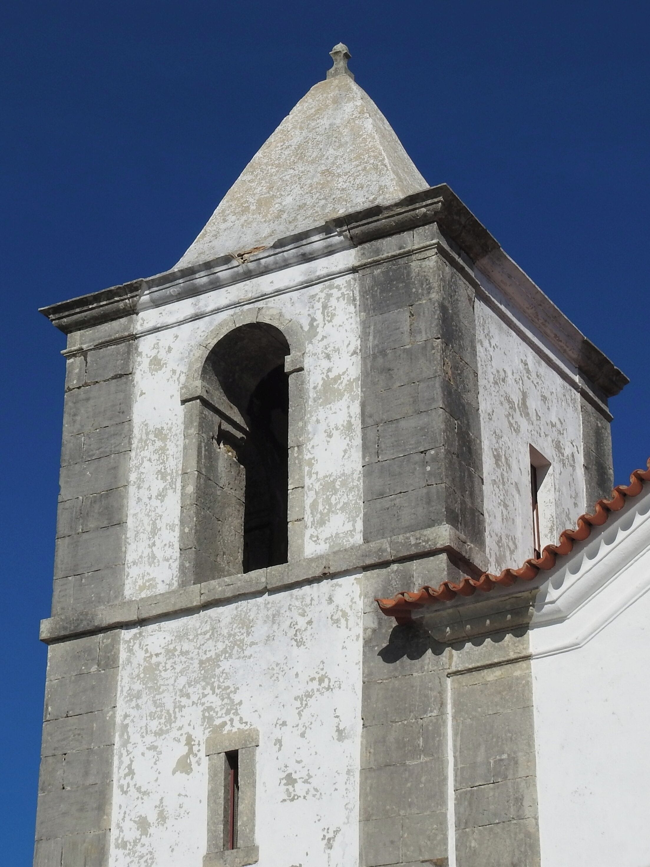 #Sesimbra #Portugal #church

Numa visita que fiz ao Castelo de Sesimbra, fui surpreendido por esta pequena Igreja que fica dentro das muralhas do castelo. Destaque para os belos azulejos.

On a visit I made to the Castle of Sesimbra, I was surprised by this small church that is inside the castle walls. Highlight for the beautiful tiles.