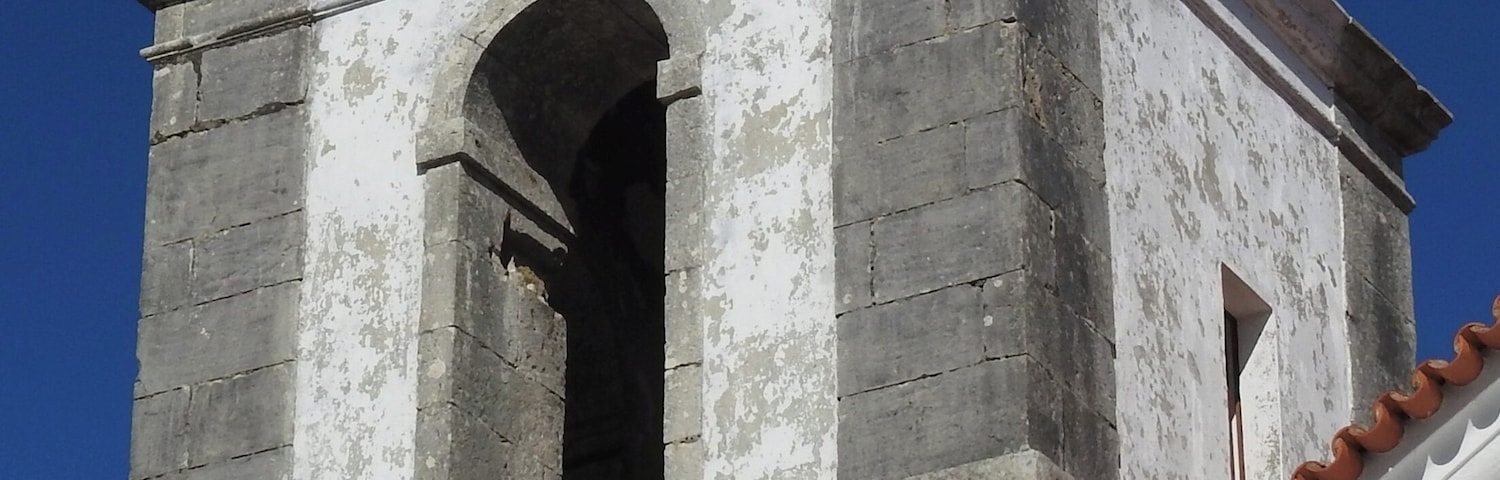 #Sesimbra #Portugal #church
Numa visita que fiz ao Castelo de Sesimbra, fui surpreendido por esta pequena Igreja que fica dentro das muralhas do castelo. Destaque para os belos azulejos.
On a visit I made to the Castle of Sesimbra, I was surprised by this small church that is inside the castle walls. Highlight for the beautiful tiles.