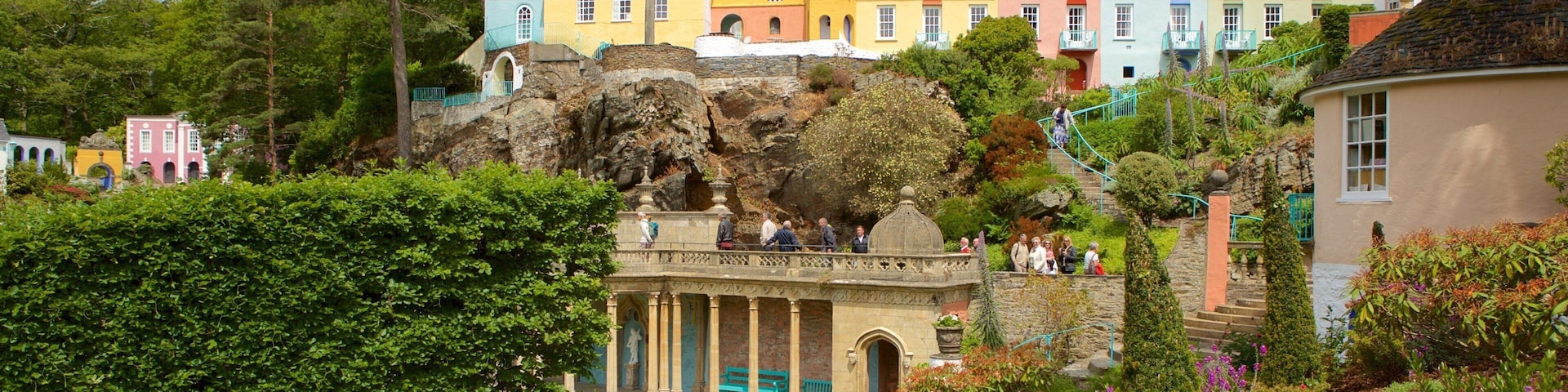 Portmeirion mostrando uma cidade pequena ou vila e um jardim