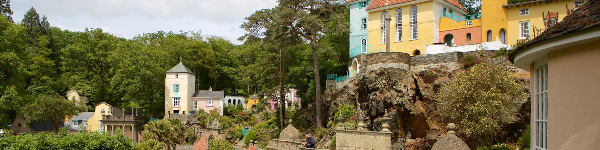 Portmeirion showing a small town or village