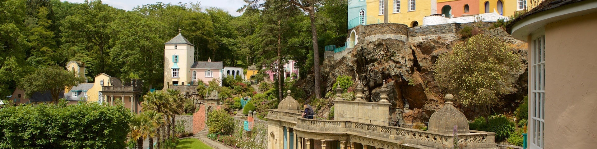 Portmeirion showing a small town or village