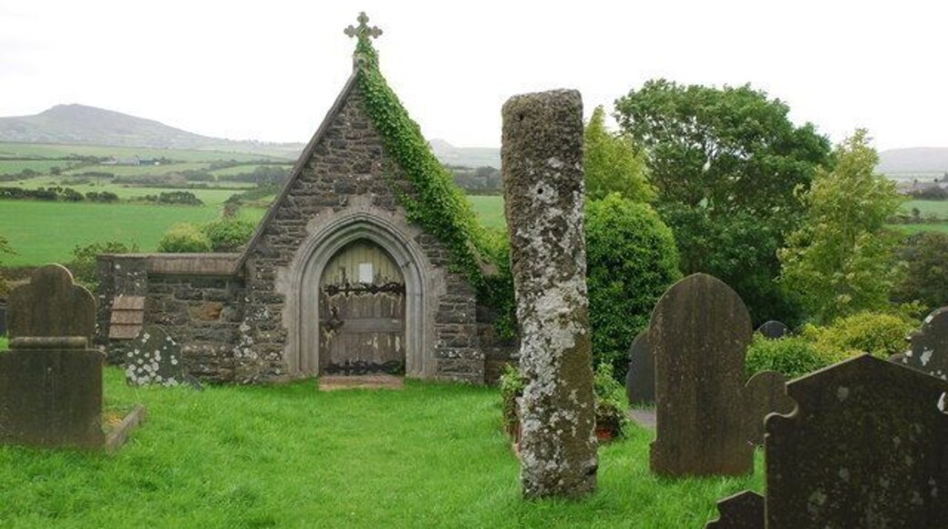 Eglwys a Maen Hir Sarn Meyllteyrn Church and Standing Stone The church of St Peter (St Petrus ad Vinculam) Sarn Mellteyrn was demolished in the 1990s. Its graveyard contains a neolithic standing stone, about which little is known.