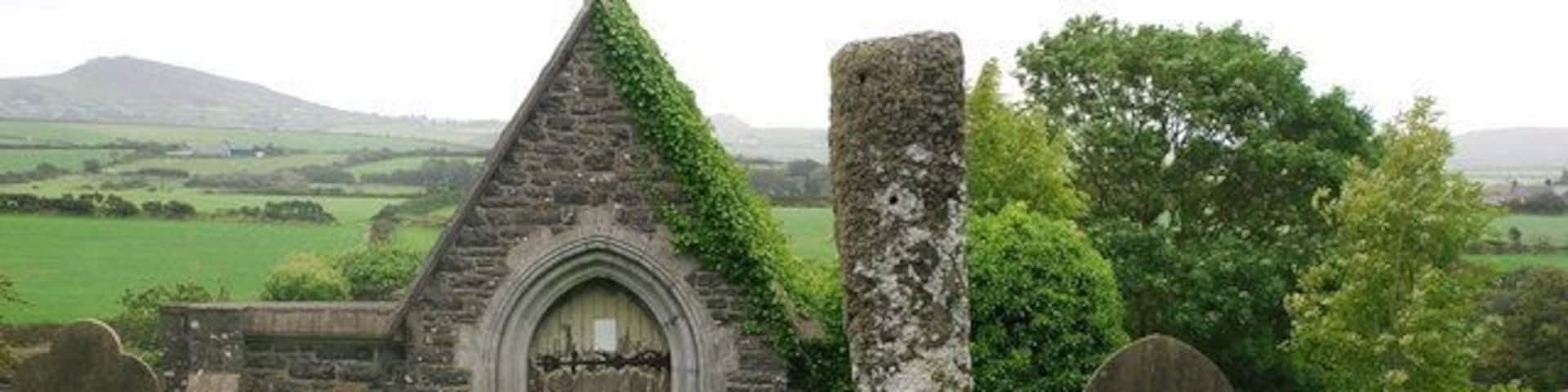 Eglwys a Maen Hir Sarn Meyllteyrn Church and Standing Stone The church of St Peter (St Petrus ad Vinculam) Sarn Mellteyrn was demolished in the 1990s. Its graveyard contains a neolithic standing stone, about which little is known.
