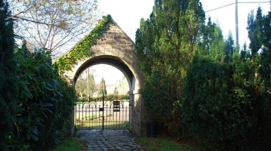 Porth Mynwent Eglwys Boduan Lych Gate. Looking out from the churchyard of 618261