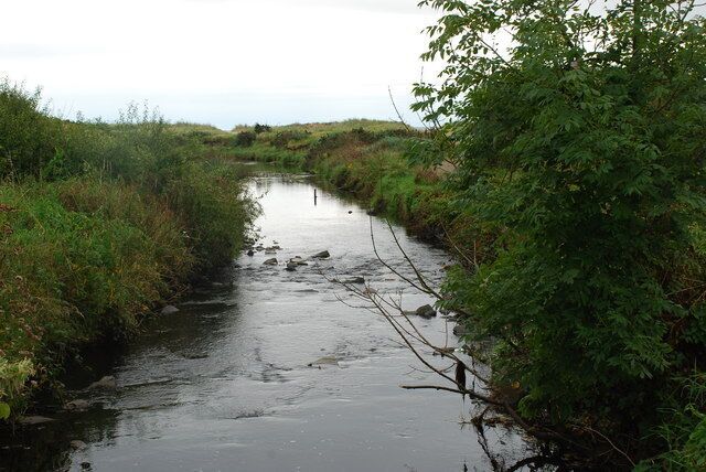 Afon Wen yn Cyrraedd y Môr Afon Wen Reaches the Sea As Afon Wen reaches the shore its path is blocked by sandbanks and it turns sharply eastwards before flowing across the beach.