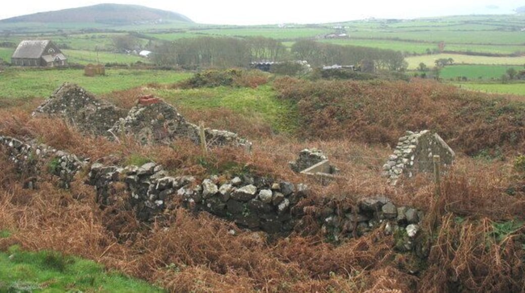 An old mine building at Benallt The photograph on the following link shows the existence of a whole line of buildings in this area at the end of WWII. The photo comes from the excellent local website www.rhiw.com/ http://www.rhiw.com/hanes_pages/manganese/lluniau_mango/benallt_02.jpg