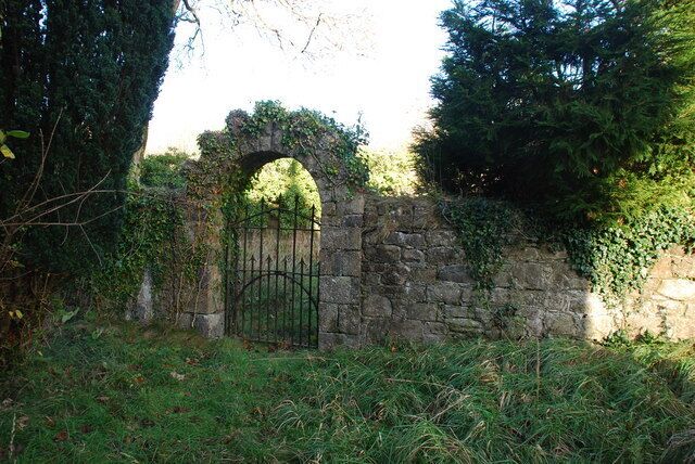 Mynwent Eglwys Boduan Churchyard. A gateway from the grounds of Plas Boduan into the churchyard of 618261
