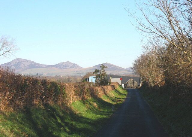 Approaching the junction with the B4415 at Llwyn Beuno The Eifl hills form the background,